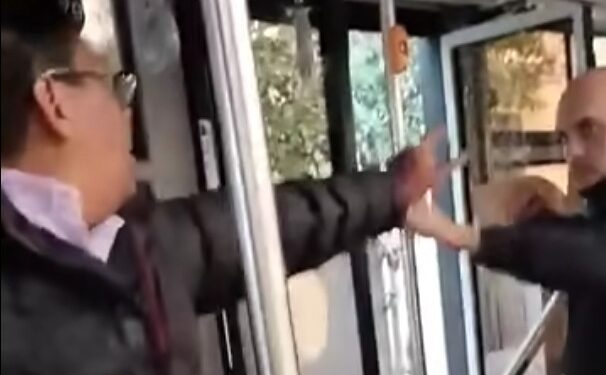 “NO QUEREMOS OÍR SU PIN… MÚSICA”; PELEAN OPERADOR DE LA RUTA 138 Y PASAJERO LUEGO DE QUE ÉSTE LE PIDIERA BAJARLE AL VOLUMEN.