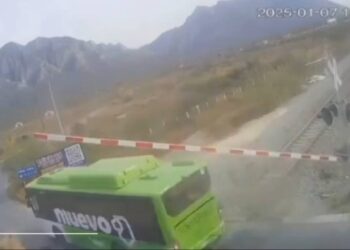 IMPACTA TREN A CAMIÓN VERDE EN GARCÍA; PESE A QUE EL CRUCE CONTABA CON UNA PLUMA, CHOFER INTENTA GANAR EL PASO.