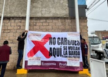 BALCONEA PROFECO A GASOLINERA DE SAN JERÓNIMO POR GASOLINA CARA; INSTALAN MANTA EN ESTACIÓN DE MOBIL.
