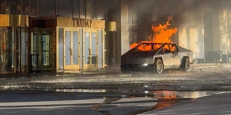 INVESTIGA EU POSIBLE NEXO ENTRE ATROPELLAMIENTO MASIVO QUE MATA A 15 EN NUEVA ORLEANS Y EXPLOSIÓN DE CYBERTRUCK EN HOTEL TRUMP DE LAS VEGAS 1 INVESTIGA EU POSIBLE NEXO ENTRE ATROPELLAMIENTO MASIVO QUE MATA A 15 EN NUEVA ORLEANS Y EXPLOSIÓN DE CYBERTRUCK EN HOTEL TRUMP DE LAS VEGAS