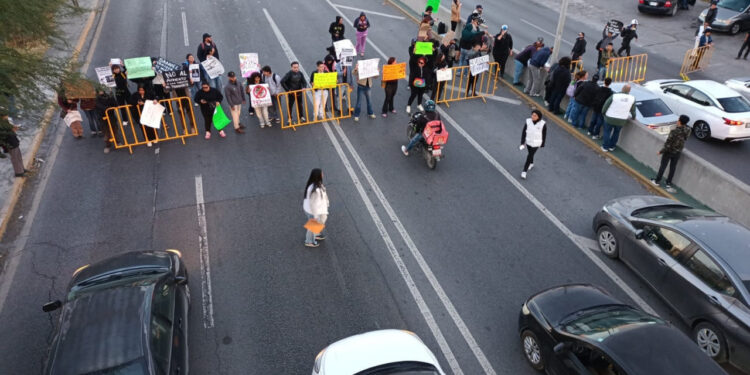 ARMAN MANIFESTACIÓN POR AUMENTO AL TRANSPORTE; BLOQUEAN CONSTITUCIÓN, MORONES PRIETO, JUÁREZ Y CUAUHTÉMOC 1 ARMAN MANIFESTACIÓN POR AUMENTO AL TRANSPORTE; BLOQUEAN CONSTITUCIÓN, MORONES PRIETO, JUÁREZ Y CUAUHTÉMOC