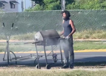 SE ARMÓ LA CARNITA ASADA; CAPTAN A HOMBRE PRESUNTAMENTE EN SITUACIÓN DE CALLE EMPUJANDO ASADOR CON CARBÓN ENCENDIDO EN PARQUE LINEAL 3 SE ARMÓ LA CARNITA ASADA; CAPTAN A HOMBRE PRESUNTAMENTE EN SITUACIÓN DE CALLE EMPUJANDO ASADOR CON CARBÓN ENCENDIDO EN PARQUE LINEAL