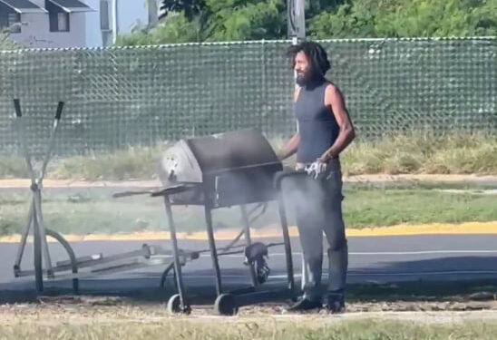 SE ARMÓ LA CARNITA ASADA; CAPTAN A HOMBRE PRESUNTAMENTE EN SITUACIÓN DE CALLE EMPUJANDO ASADOR CON CARBÓN ENCENDIDO EN PARQUE LINEAL 