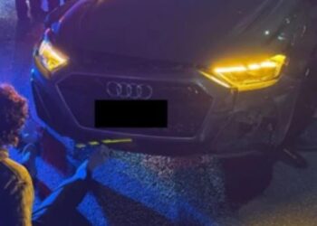 ADOLESCENTE EBRIO EN AUDI SE LLEVA A TRÁNSITO COLGADO EN LA PUERTA Y EMBISTE A OTRO EN ANTIALCOHÓLICA DE VALLE ORIENTE; OFICIALES SON HOSPITALIZADOS CON LESIONES DE CONSIDERACIÓN 