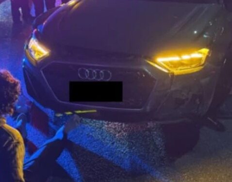 ADOLESCENTE EBRIO EN AUDI SE LLEVA A TRÁNSITO COLGADO EN LA PUERTA Y EMBISTE A OTRO EN ANTIALCOHÓLICA DE VALLE ORIENTE; OFICIALES SON HOSPITALIZADOS CON LESIONES DE CONSIDERACIÓN 