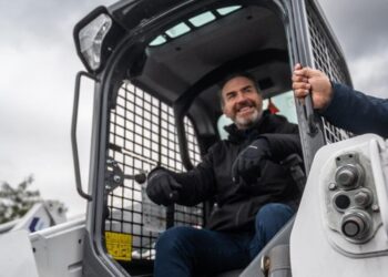 ENTREGA ADRIÁN MAQUINARIA Y VEHÍCULOS PARA LIMPIEZA DE LA CIUDAD