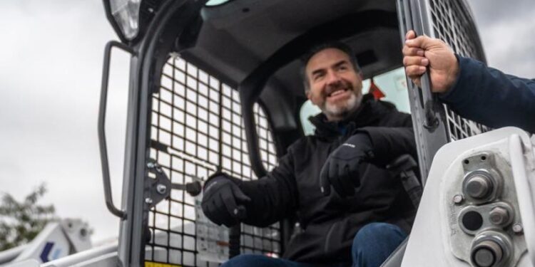 ENTREGA ADRIÁN MAQUINARIA Y VEHÍCULOS PARA LIMPIEZA DE LA CIUDAD