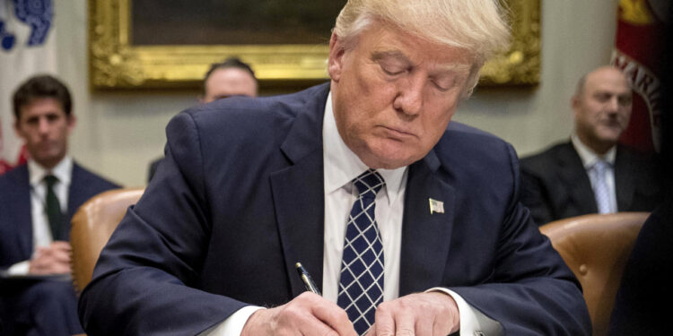 AUTORIZA TRUMP REDADAS CONTRA MIGRANTES EN IGLESIAS, ESCUELAS Y HOSPITALES; INICIAN PRIMERAS DEPORTACIONES 1 AUTORIZA TRUMP REDADAS CONTRA MIGRANTES EN IGLESIAS, ESCUELAS Y HOSPITALES; INICIAN PRIMERAS DEPORTACIONES