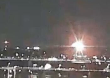 CHOCAN AVIÓN DE PASAJEROS Y HELICÓPTERO EN WASHINGTON; SUSPENDE OPERACIONES AEROPUERTO RONALD REAGAN