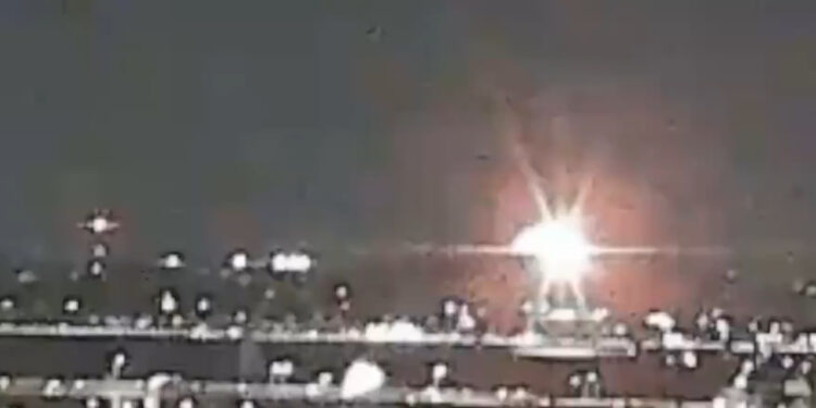 CHOCAN AVIÓN DE PASAJEROS Y HELICÓPTERO EN WASHINGTON; SUSPENDE OPERACIONES AEROPUERTO RONALD REAGAN