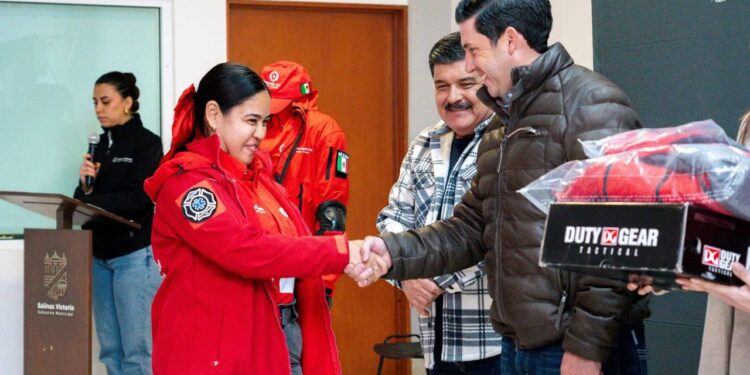ENTREGA RAÚL CANTÚ UNIFORMES A ELEMENTOS DE PROTECCIÓN CIVIL Y BOMBEROS DE SALINAS VICTORIA; POR PRIMERA VEZ EN LA HISTORIA DEL MUNICIPIO RESCATISTAS CUENTAN CON UN SEGURO DE VIDA