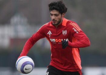 RAÚL JIMÉNEZ OVACIONADO EN SU REGRESO A WOLVERHAMPTON