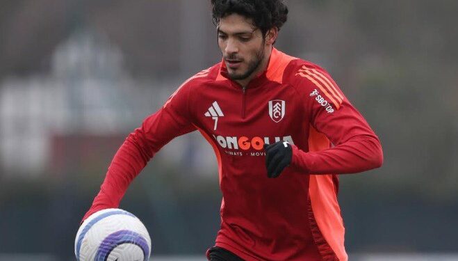 RAÚL JIMÉNEZ OVACIONADO EN SU REGRESO A WOLVERHAMPTON