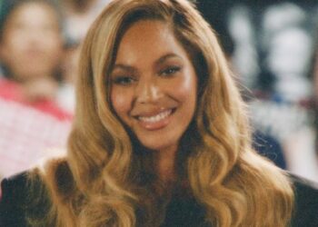 BEYONCÉ HACE HISTORIA: PRIMERA MUJER NEGRA EN GANAR ÁLBUM DEL AÑO EN EL SIGLO XXI