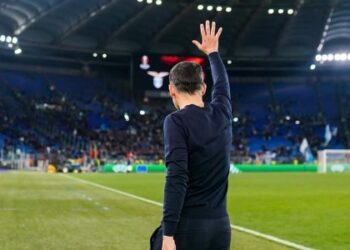 EL DT DEL MILÁN ELOGIA A SANTI GIMÉNEZ, PERO NO GARANTIZA SU TITULARIDAD