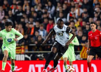 HUMILLACIÓN EN MESTALLA: LA AFICIÓN DEL VALENCIA SE BURLA DE SU EQUIPO
