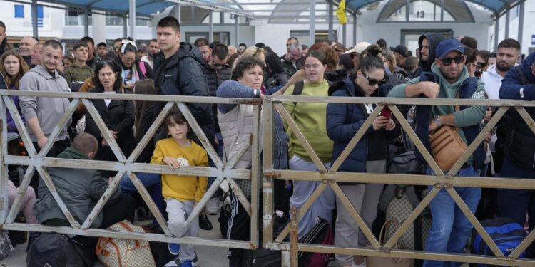 TURISTAS ABANDONAN SANTORINI POR OLA DE SISMOS