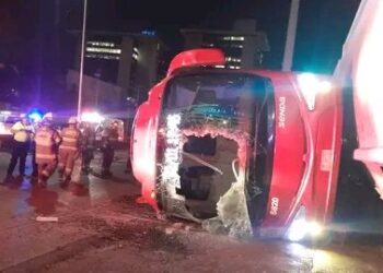 EMBISTE TREN A AUTOBÚS QUE INTENTA GANARLE EL PASO; MUERE 1 PERSONA Y 25 RESULTAN LESIONADAS.