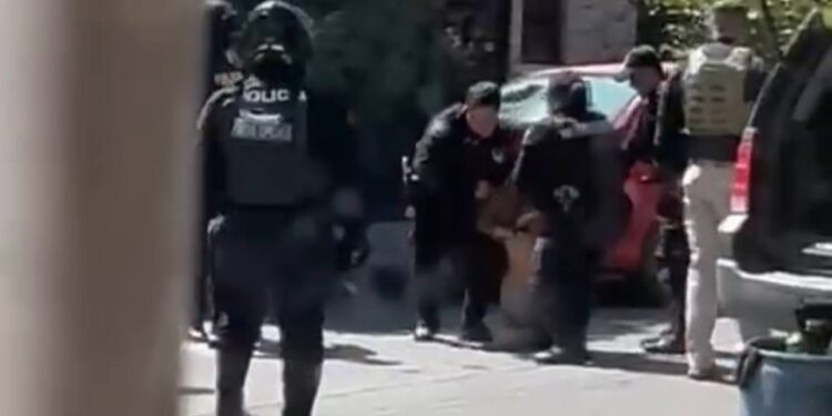 EXHIBEN PRESUNTO ABUSO POLICIACO Y FALTA DE PROTOCOLOS PARA LA DETENCIÓN EN SAN NICOLÁS. 1 EXHIBEN PRESUNTO ABUSO POLICIACO Y FALTA DE PROTOCOLOS PARA LA DETENCIÓN EN SAN NICOLÁS.