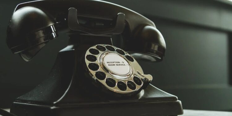 JÓVENES EVITAN LAS LLAMADAS POR “TELEFOBIA”