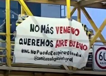 #NLNOPUEDERESPIRARCLAUDIA; RECIBEN A SHEINBAUM CON LONAS DE PROTESTA POR CONTAMINACIÓN.