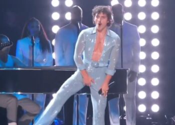 EL “AJUSTE” VIRAL DE BENSON BOONE EN LOS GRAMMY