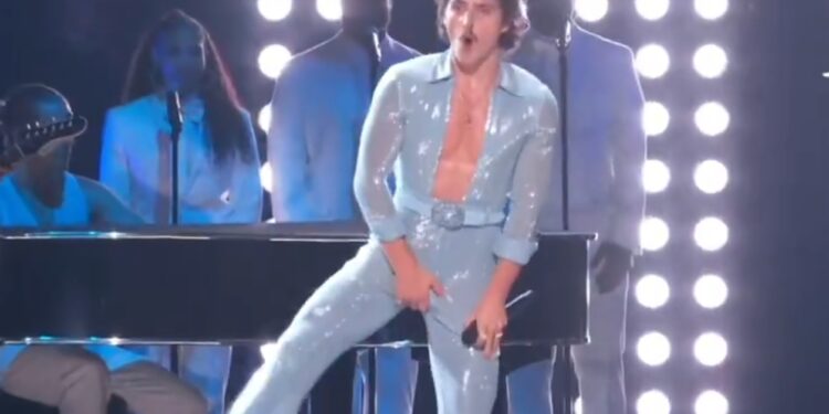 EL "AJUSTE" VIRAL DE BENSON BOONE EN LOS GRAMMY 1 EL “AJUSTE” VIRAL DE BENSON BOONE EN LOS GRAMMY