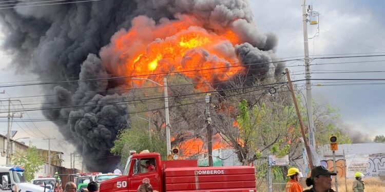INCENDIO MASIVO EN SAN LUIS POTOSÍ: EVACUAN ESCUELAS Y UN MOTEL 1 INCENDIO MASIVO EN SAN LUIS POTOSÍ: EVACUAN ESCUELAS Y UN MOTEL