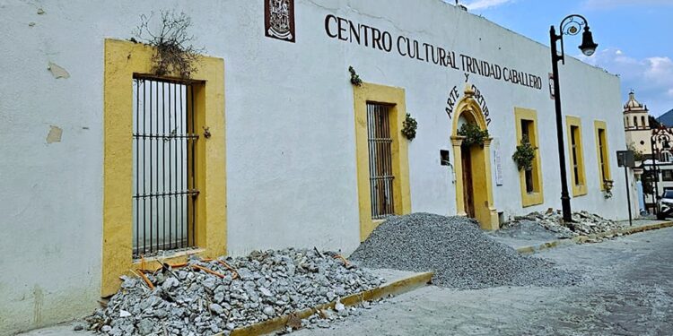 DESTRUYEN EN SANTIAGO PATRIMONIO HISTÓRICO… ¡EL GOBIERNO MUNICIPAL!; TUMBAN TECHO Y PAREDES A CASONA DE 200 AÑOS SIN AVAL DEL INAH 1 DESTRUYEN EN SANTIAGO PATRIMONIO HISTÓRICO… ¡EL GOBIERNO MUNICIPAL!; TUMBAN TECHO Y PAREDES A CASONA DE 200 AÑOS SIN AVAL DEL INAH
