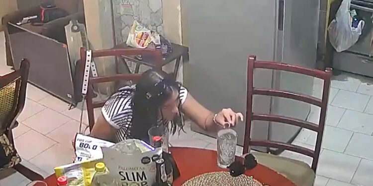 ASÍ DROGÓ UNA MUJER A UN ADULTO MAYOR PARA ROBARLE 100 MIL PESOS TRAS SER CONTACTADA POR UNA APP DE CITAS 1 ASÍ DROGÓ UNA MUJER A UN ADULTO MAYOR PARA ROBARLE 100 MIL PESOS TRAS SER CONTACTADA POR UNA APP DE CITAS