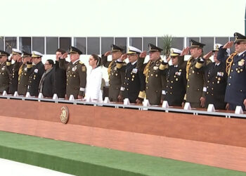 ANUNCIA SHEINBAUM AUMENTO SALARIAL A MILITARES DURANTE CONMEMORACIÓN EN NL DEL DÍA DEL EJÉRCITO