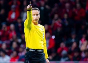 COMISIÓN DE ÁRBITROS NIEGA MANIPULACIÓN DEL VAR EN GOL ANULADO A CHIVAS