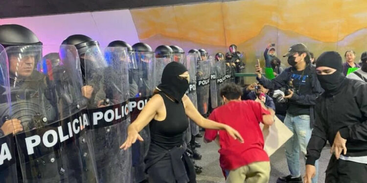 BLOQUEAN ENCAPUCHADOS TÚNEL DE LA LOMA LARGA; ARMAN OTRA VEZ PROTESTA DOMINICAL CONTRA TARIFAS DEL TRANSPORTE PÚBLICO 1 BLOQUEAN ENCAPUCHADOS TÚNEL DE LA LOMA LARGA; ARMAN OTRA VEZ PROTESTA DOMINICAL CONTRA TARIFAS DEL TRANSPORTE PÚBLICO