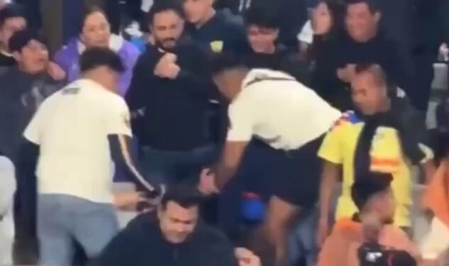JUGADOR DE AMERICANO GOLPEA BRUTALMENTE A UN AFICIONADO DE PUMAS  1 JUGADOR DE AMERICANO GOLPEA BRUTALMENTE A UN AFICIONADO DE PUMAS