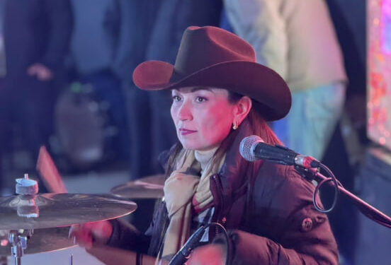 ¡ARRÁNCATE COMADRE! SORPRENDE ALCALDESA DE LOS RAMONES TOCANDO LA BATERÍA CON LOS HEREDEROS DE NUEVO LEÓN