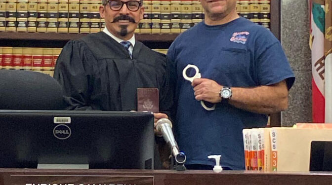 FINAL DE NETFLIX: ENTREGA HIJO DE KIKI CAMARENA, QUIEN AHORA ES JUEZ EN EU, ESPOSAS DE SU PADRE ASESINADO A LA DEA PARA QUE SEAN PUESTAS A CARO QUINTERO DURANTE PRESENTACIÓN ANTE LA CORTE