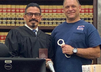 FINAL DE NETFLIX: ENTREGA HIJO DE KIKI CAMARENA, QUIEN AHORA ES JUEZ EN EU, ESPOSAS DE SU PADRE ASESINADO A LA DEA PARA QUE SEAN PUESTAS A CARO QUINTERO DURANTE PRESENTACIÓN ANTE LA CORTE 3 FINAL DE NETFLIX: ENTREGA HIJO DE KIKI CAMARENA, QUIEN AHORA ES JUEZ EN EU, ESPOSAS DE SU PADRE ASESINADO A LA DEA PARA QUE SEAN PUESTAS A CARO QUINTERO DURANTE PRESENTACIÓN ANTE LA CORTE