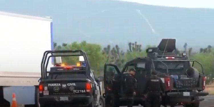 ROBAN CAMIONETA A FAMILIA REGIA EN AUTOPISTA A REYNOSA; DESPOJAN HOMBRES ARMADOS DE VEHÍCULO Y PERTENENCIAS.