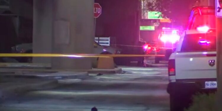 MATAN A POLICÍA Y LE ROBAN PATRULLA EN MONTERREY; ABATEN A UN DELINCUENTE. 1 MATAN A POLICÍA Y LE ROBAN PATRULLA EN MONTERREY; ABATEN A UN DELINCUENTE.