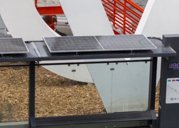 ASÍ SON LOS PARABUSES INTELIGENTES DE SAN PEDRO CON CARGADORES INALÁMBRICOS,PANTALLA, PANELES SOLARES Y BOTONES DE PÁNICO.