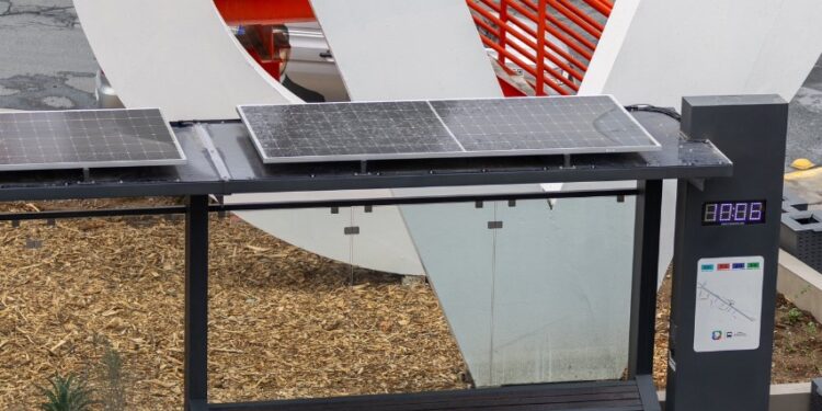 ASÍ SON LOS PARABUSES INTELIGENTES DE SAN PEDRO CON CARGADORES INALÁMBRICOS,PANTALLA, PANELES SOLARES Y BOTONES DE PÁNICO. 1 ASÍ SON LOS PARABUSES INTELIGENTES DE SAN PEDRO CON CARGADORES INALÁMBRICOS,PANTALLA, PANELES SOLARES Y BOTONES DE PÁNICO.