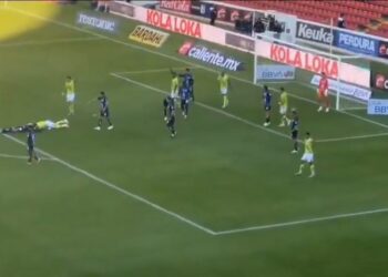 CONMOCIÓN EN EL FÚTBOL: EMILIANO GÓMEZ SUFRE GOLPE Y CONVULSIONA EN LA CANCHA