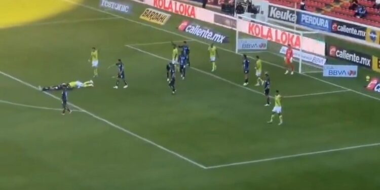 CONMOCIÓN EN EL FÚTBOL: EMILIANO GÓMEZ SUFRE GOLPE Y CONVULSIONA EN LA CANCHA