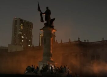 QUEMAN PANCARTAS EN LA EXPLANADA DE LOS HÉROES.