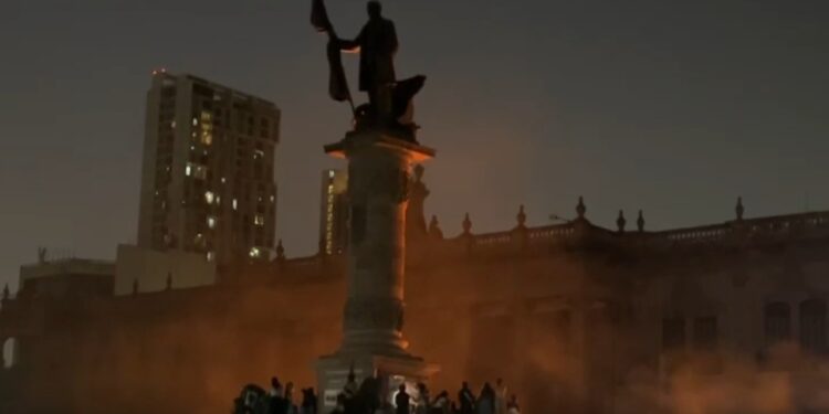 QUEMAN PANCARTAS EN LA EXPLANADA DE LOS HÉROES.