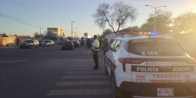 NIÑA ATRAGANTADA CON UN CORDÓN ES AUXILIADA POR POLICÍAS 1 NIÑA ATRAGANTADA CON UN CORDÓN ES AUXILIADA POR POLICÍAS