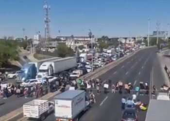 COLAPSA VIALIDAD DE SAN NICOLÁS BLOQUEOS POR ALZA EN TARIFAS DEL TRANSPORTE Y CONTAMINACIÓN