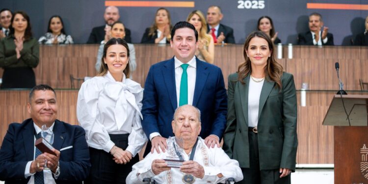 ENTREGA SALINAS VICTORIA PRESEA AL MÉRITO CIVIL; RECONOCE ADMINISTRACIÓN DE RAÚL CANTÚ A CIUDADANOS EJEMPLARES EN EL 199 ANIVERSARIO DEL MUNICIPIO. 1 ENTREGA SALINAS VICTORIA PRESEA AL MÉRITO CIVIL; RECONOCE ADMINISTRACIÓN DE RAÚL CANTÚ A CIUDADANOS EJEMPLARES EN EL 199 ANIVERSARIO DEL MUNICIPIO.