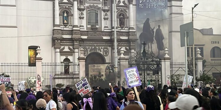 PRENDEN FUEGO AFUERA DE LA CATEDRAL 1 PRENDEN FUEGO AFUERA DE LA CATEDRAL