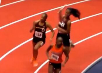 ATLETA GOLPEA A RIVAL CON EL TESTIGO Y ES DESCALIFICADA